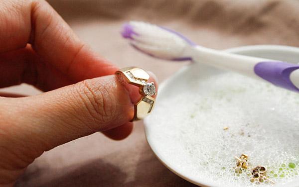 4 Façons surprenantes de nettoyer vos bijoux fantaisie