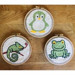 décoration chambre enfant punch needle DIY pingouin grenouille caméléon