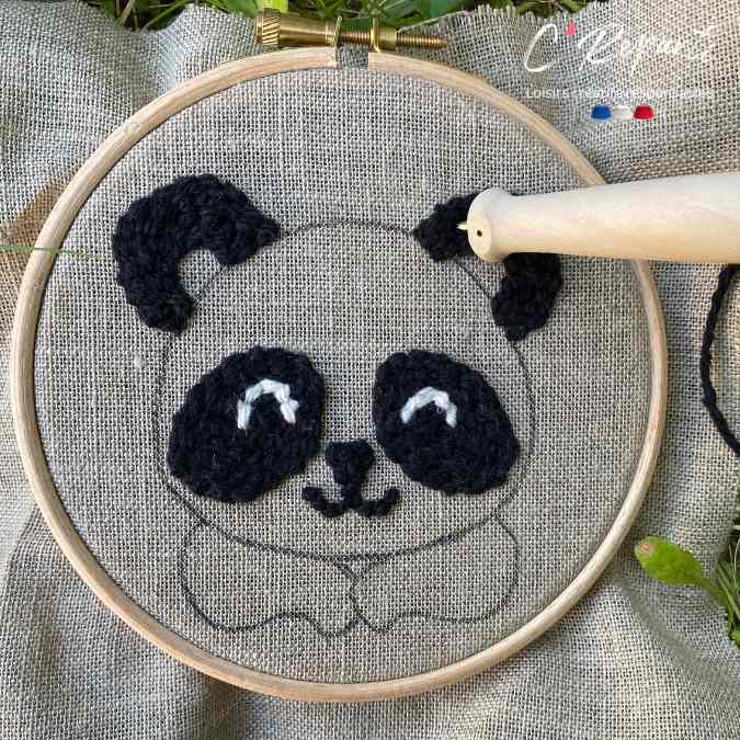 réalisation panda au punch needle