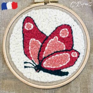 motif punch needle papillon rose