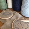 Recharge laine, la toile à broder et le motif