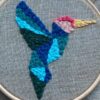 détail punch needle colibri