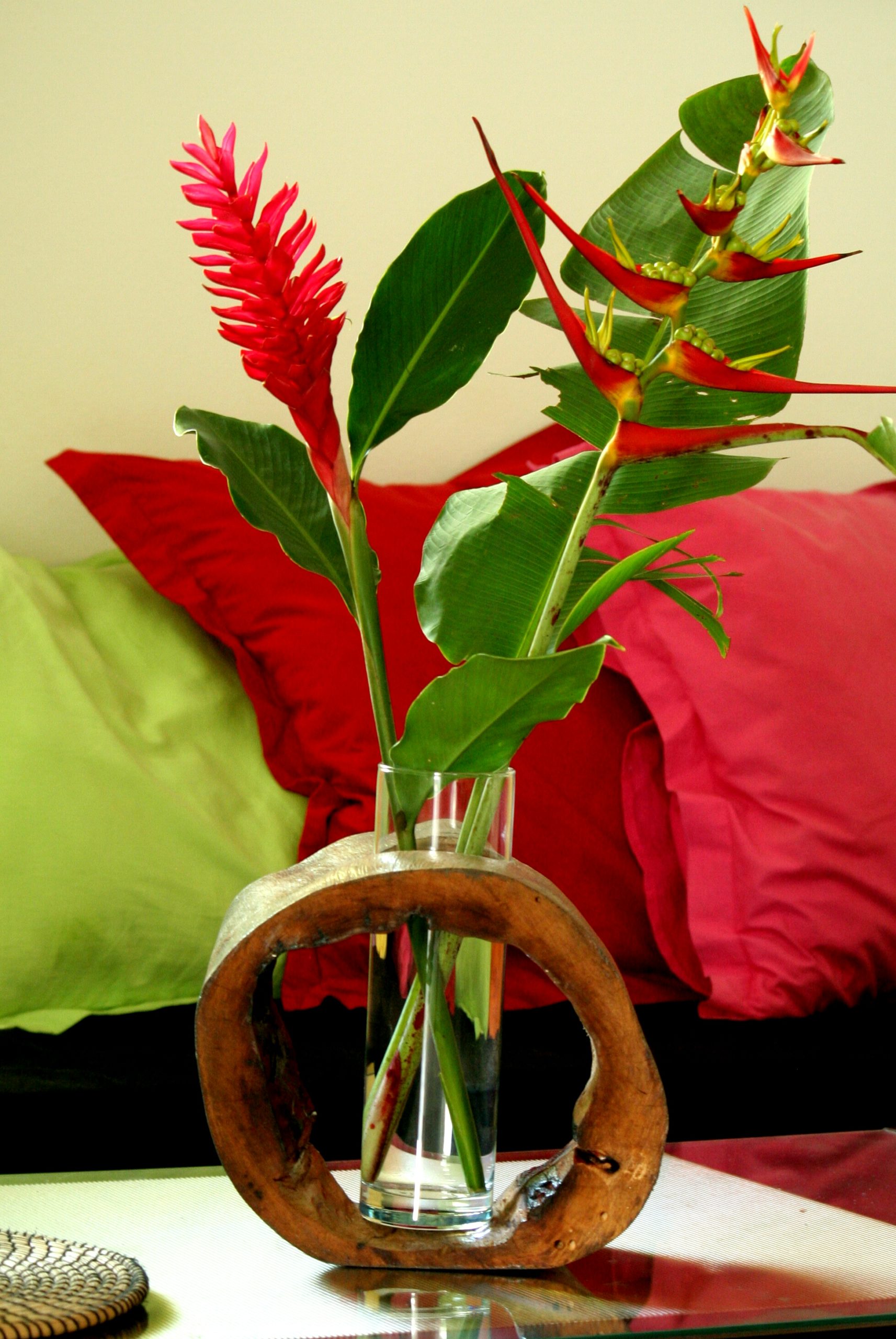 Vase en bois recyclé avec des fleurs