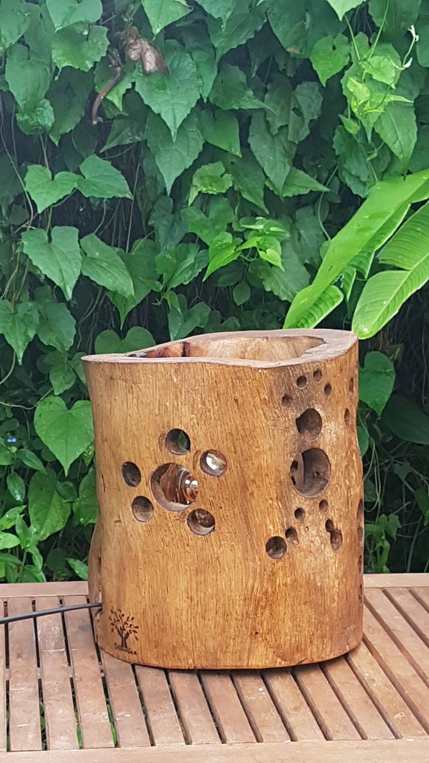 Lampe de bois artisanale sur une petite table design by Bellanatura