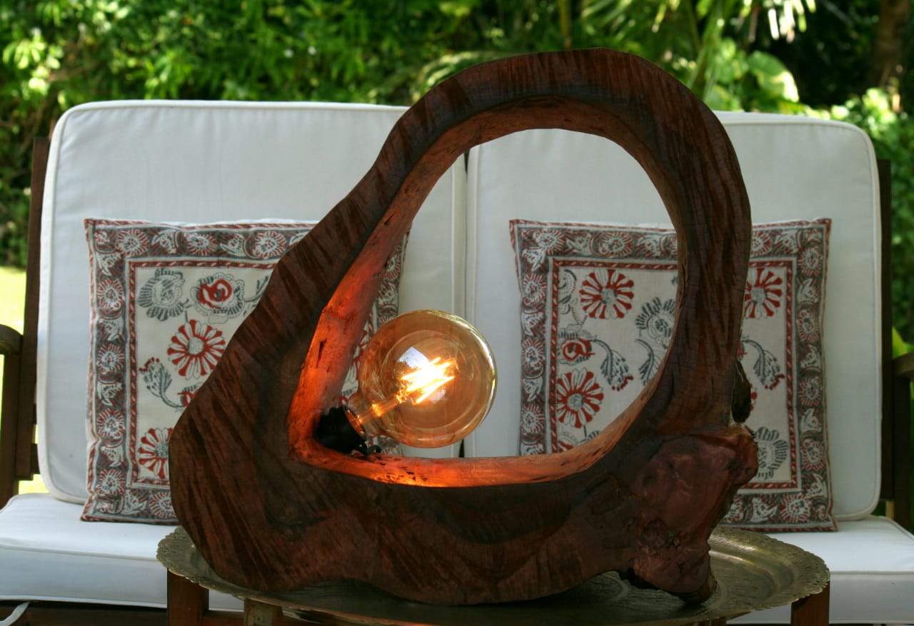Lampe en bois recyclé posé sur un plateau doré