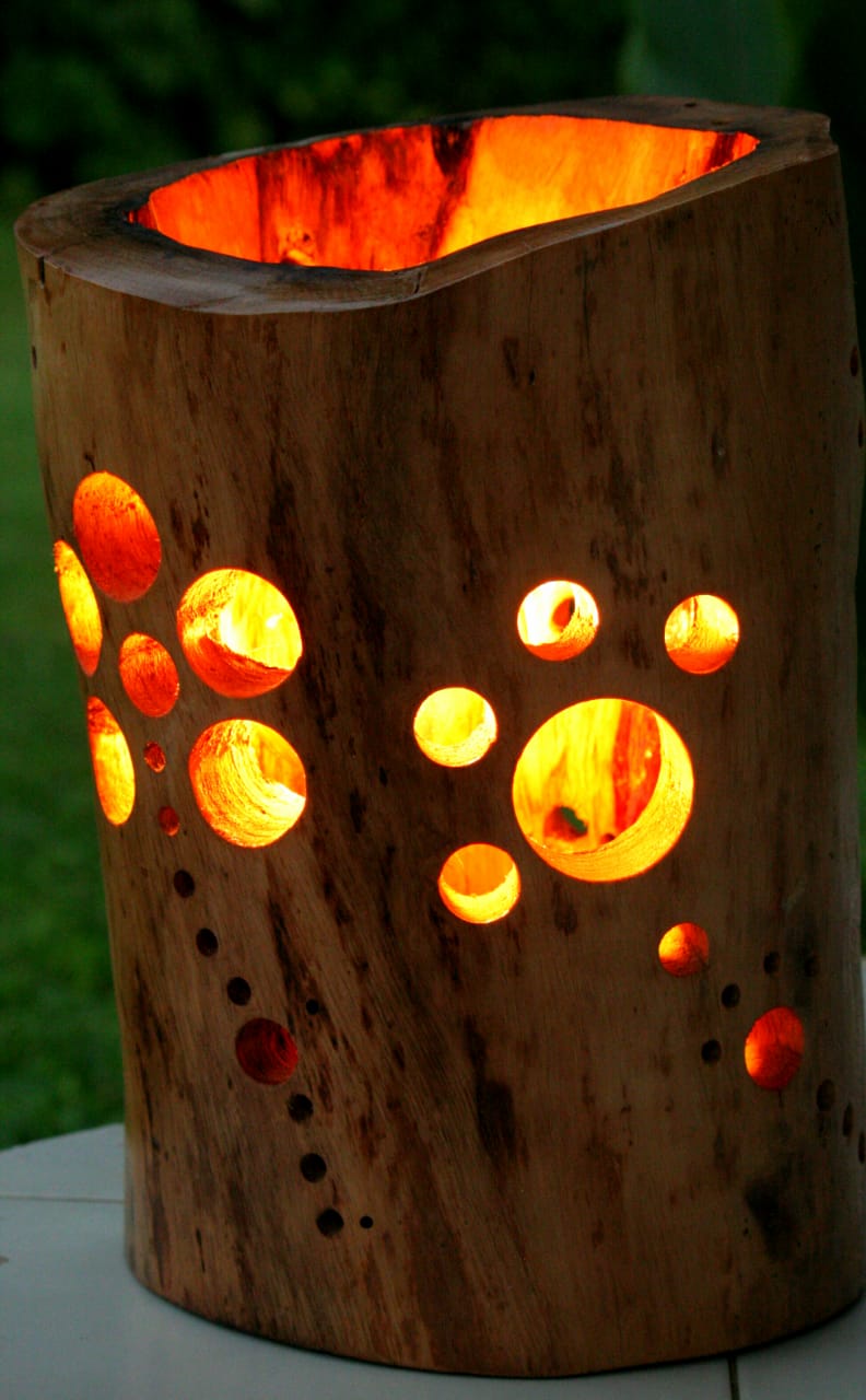 Lampe en bois flotté au lumière orange