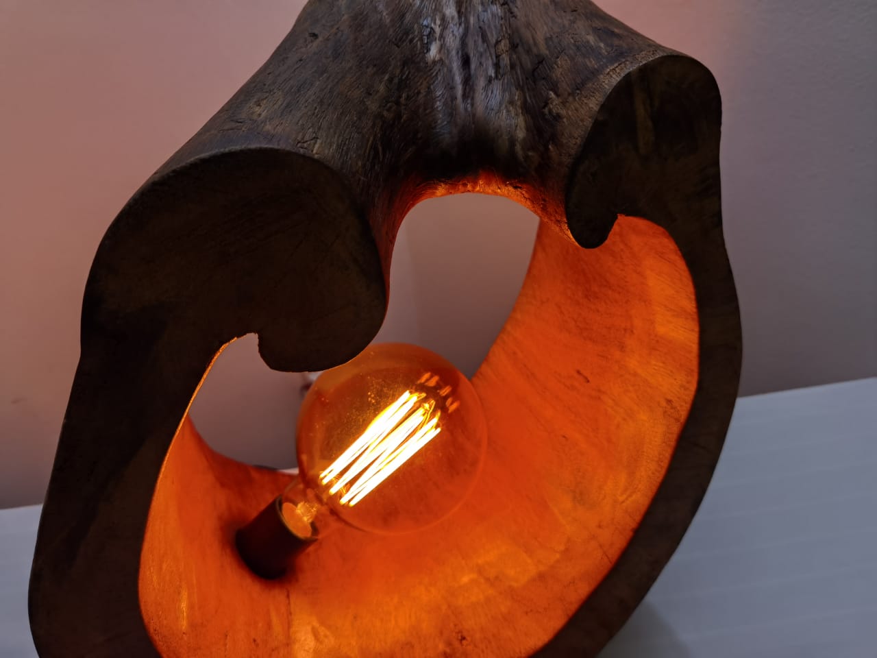 Lampe en bois design avec une ampoule orange