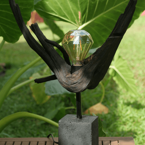 lampe design en bois naturel avec son ampoule diamant