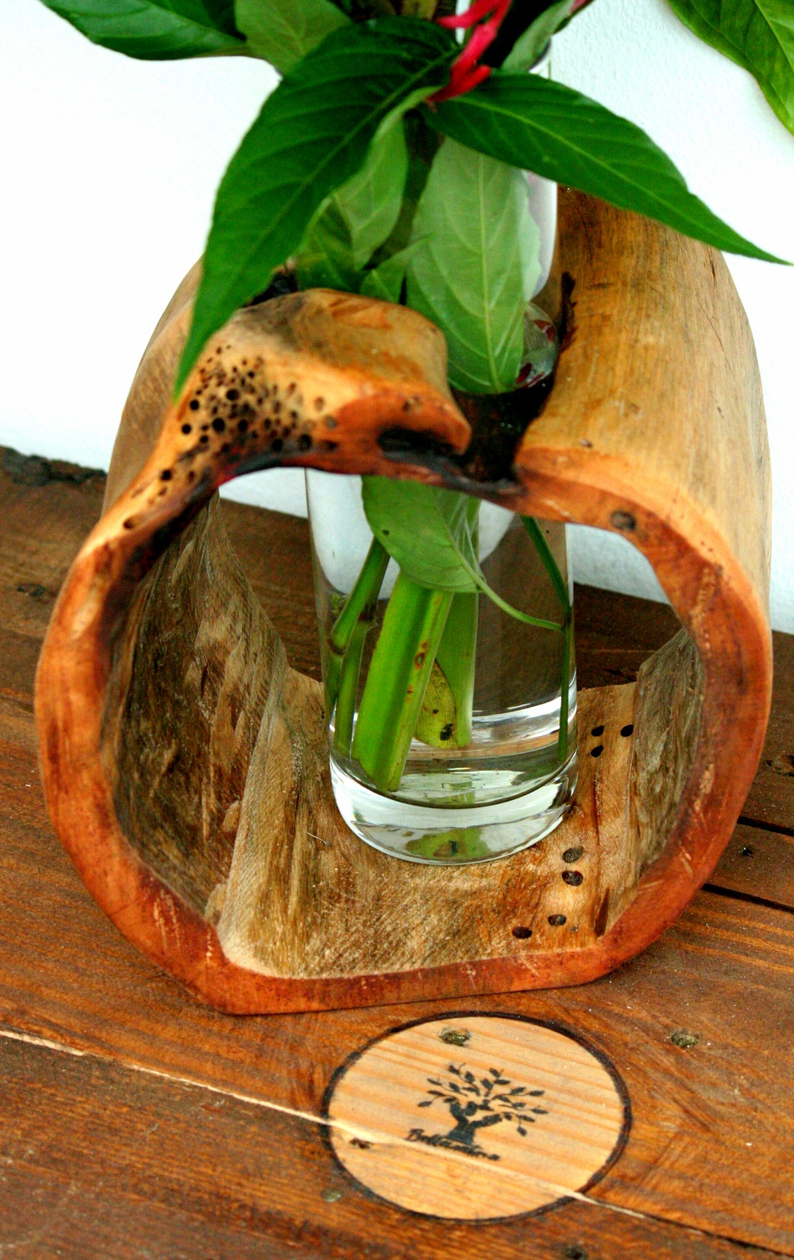 zoom sur un vase en bois recyclé avec logo Bellanatura