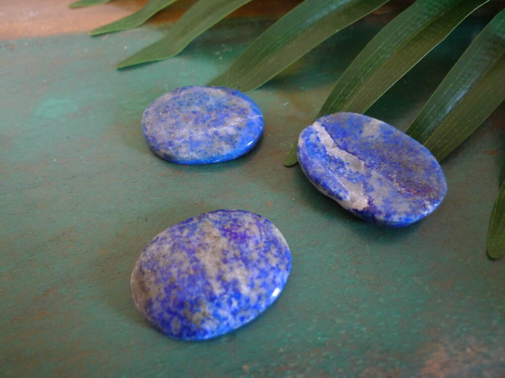 galet incurvé lapis lazuli murmure cristaux