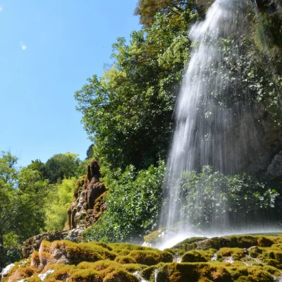 Vue d'une cascade au Jardin des Fontaines Pétrifiantes de La Sône en Isère 