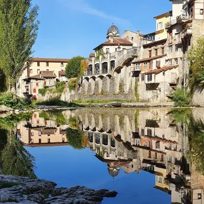 Le village suspendu de Pont-en-Royans qui se reflète dans la rivière de la Bourne.