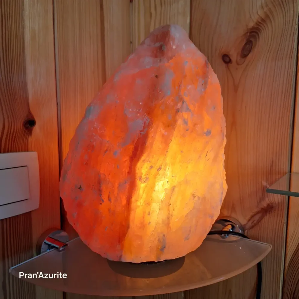 Lampe de sel de l'Himalaya avec gravures des chakras, idéale pour équilibrer les énergies et purifier l’atmosphère