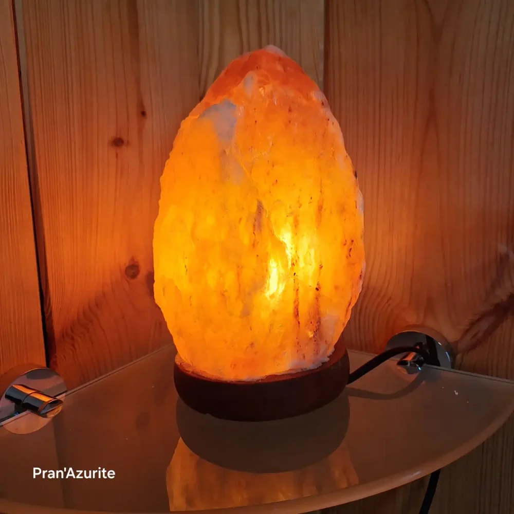 Lampe de sel de l'Himalaya avec gravures des chakras, idéale pour équilibrer les énergies et purifier l’atmosphère