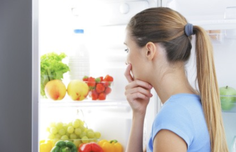 femme devant un frigo