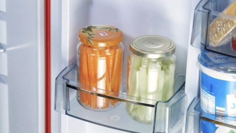 Bocaux en verre avec légumes couper dans un frigo