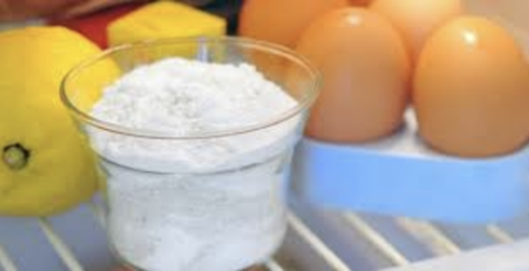 Petit bol de bicarbonate dans frigo