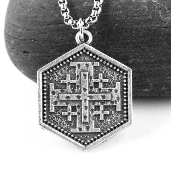 Collier avec petite croix de Malte en pendentif en acier inoxydable