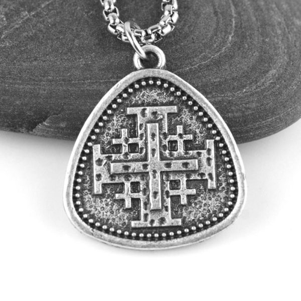 Collier avec petite croix de Malte en pendentif en argent