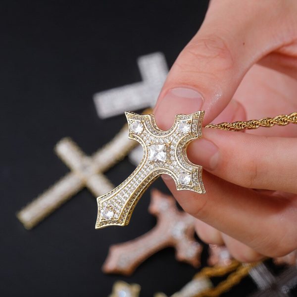 Collier croix de Jésus pendentif médiéval à diamant en or jaune