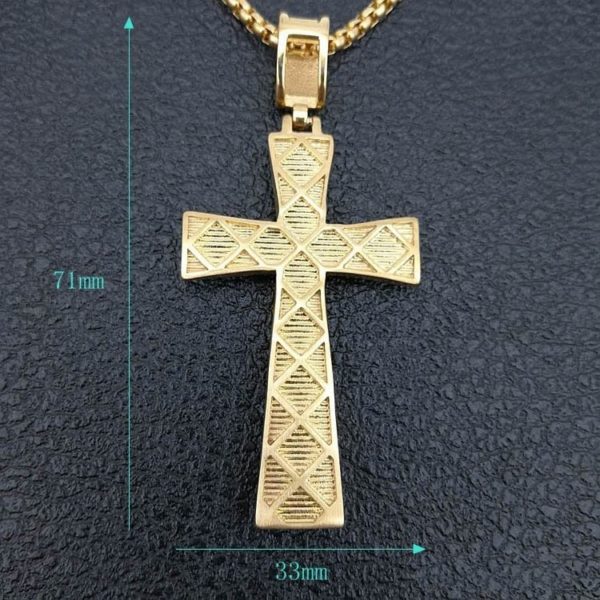 Croix et collier religieux en or avec des diamants