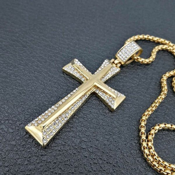 Croix et collier religieux en or avec des diamants médiéval chevalier
