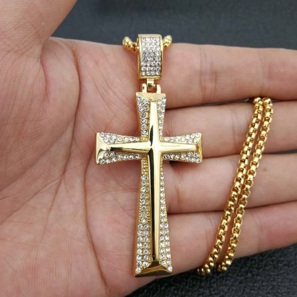 Croix et collier religieux en or avec des diamants pour femme et homme