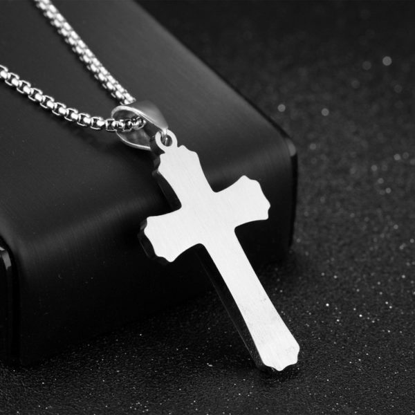 Croix pendentif pour homme religieux avec une chaine en argent gris