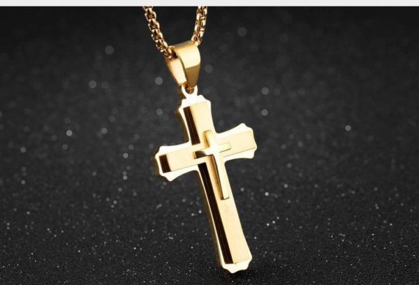 Croix pendentif pour homme religieux avec une chaine en or