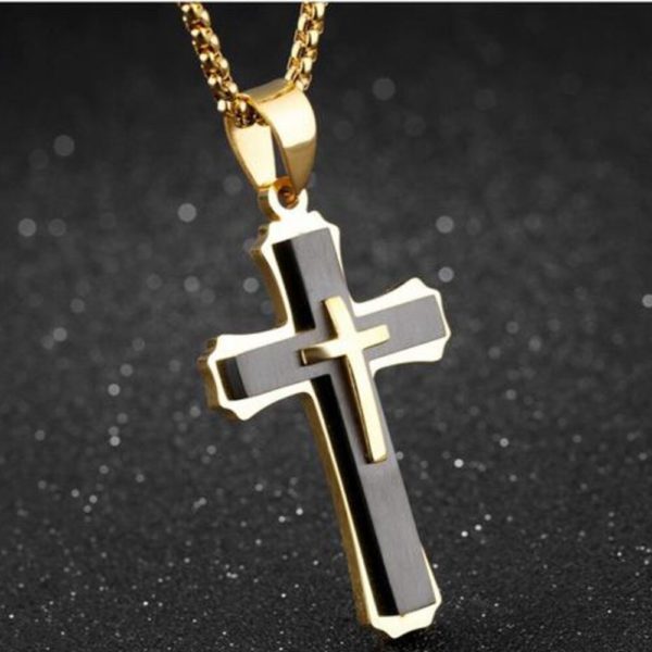 Croix pendentif pour homme religieux avec une chaine en or et noir mat