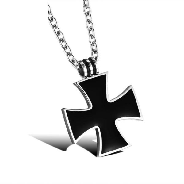 Petit pendentif croix noir de Malte avec chaine