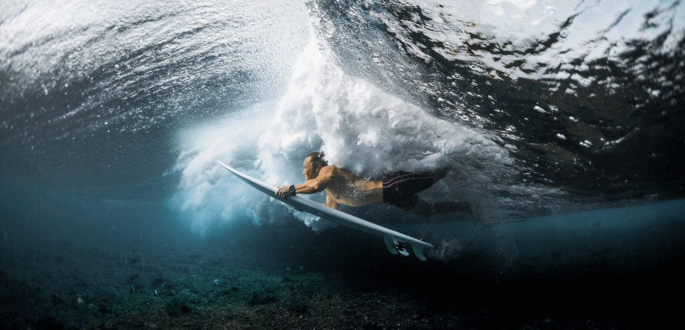surfeur sous une vague (duck-canard)