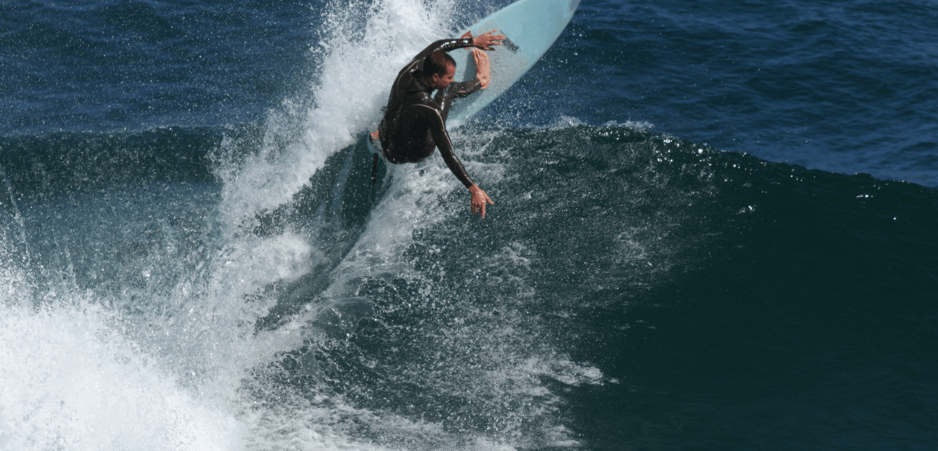 surfeur en train de réaliser un front side