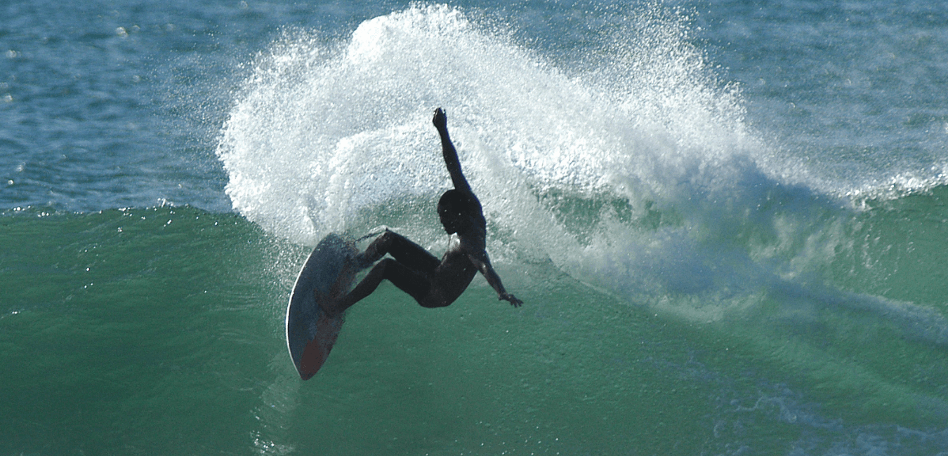 carve ou cut back en surf surfeur en train de réalise un carve ou cut back sur une vague