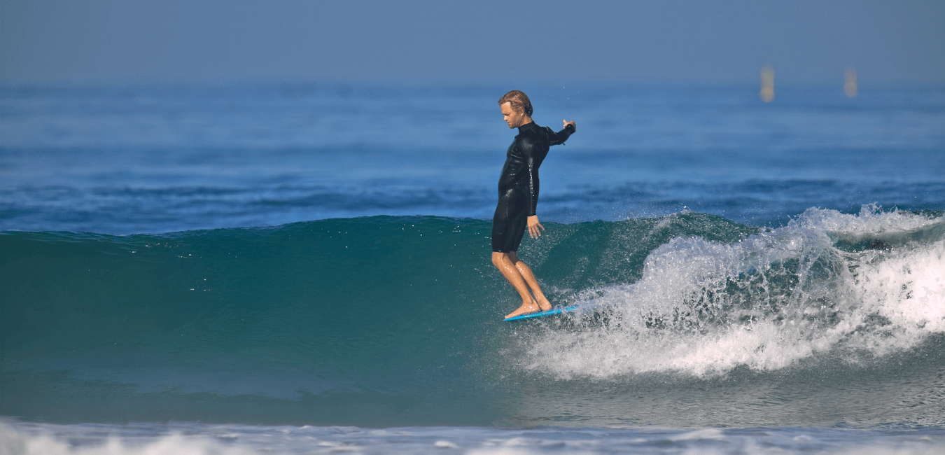 nose ridding surfeur en train de réaliser un nose ridding