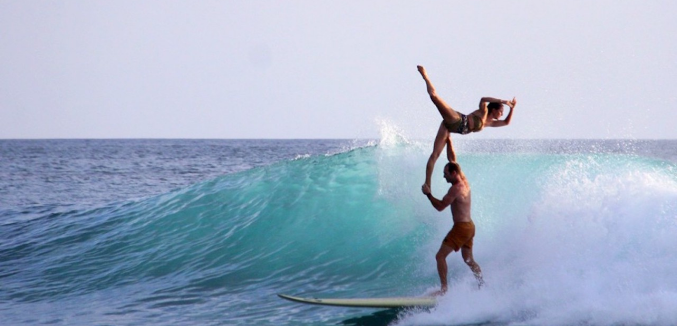 surfeurs en tandem en train de faire un porté