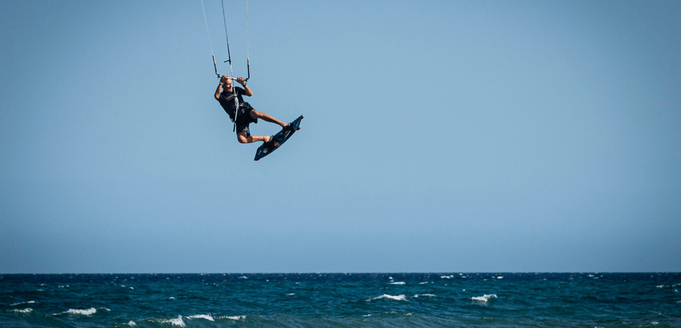 homme faisant un saut en kite surf