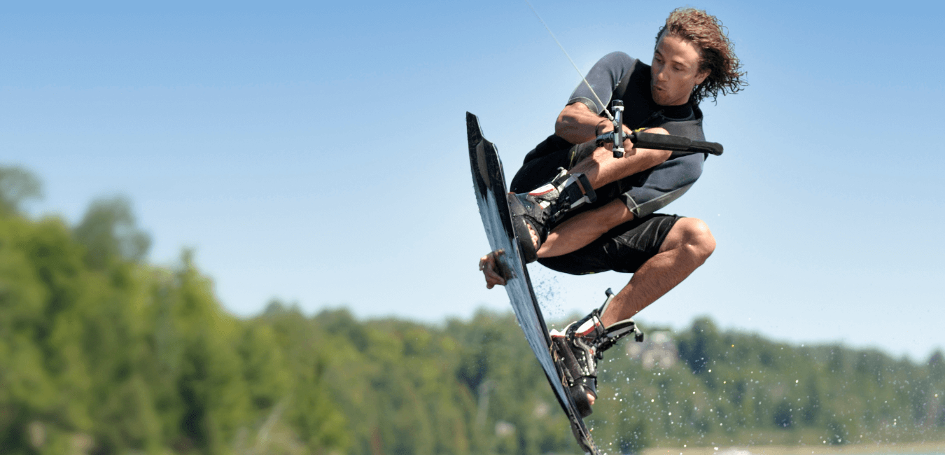 homme faisant un saut en wakeboard