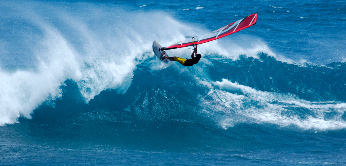 homme faisant du windsurf dans les vagues