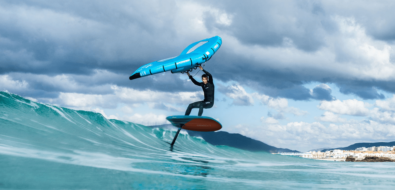 homme faisant du wing foil