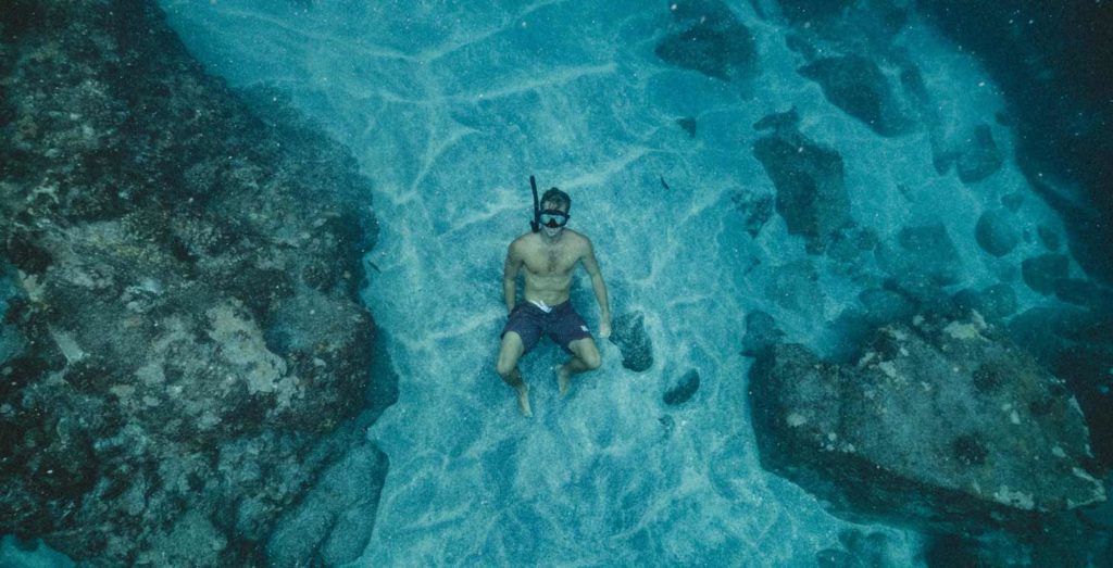 homme au fond de l'eau
