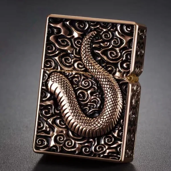 Briquet Serpent Cobra Texturé en Laiton Arrière