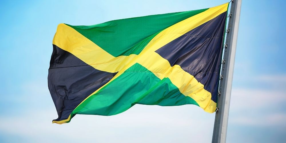 Le Drapeau de la Jamaïque qui flotte dans l'air rastafarishop.fr