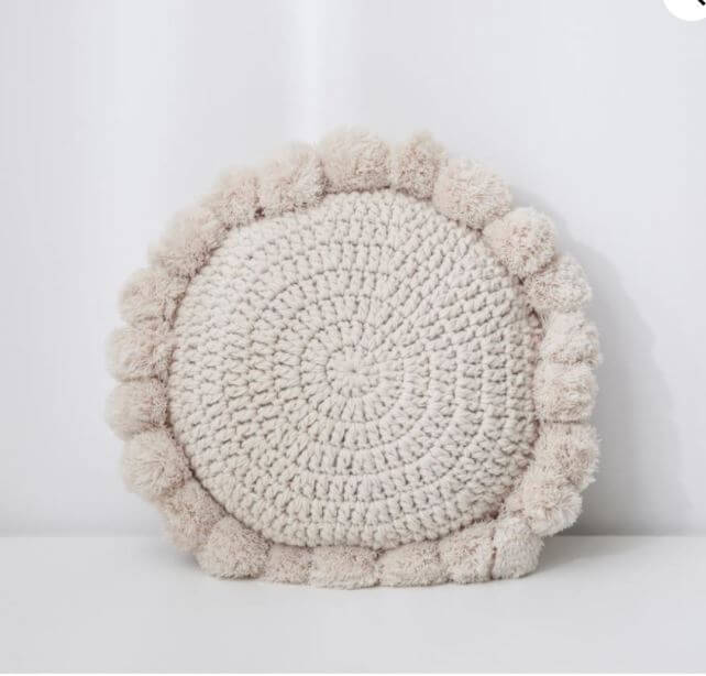 coussin-rond-boheme-pompons coussin boheme chic blanc pompons