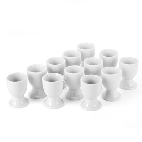 Coquetier blanc en céramique disposés sur une table