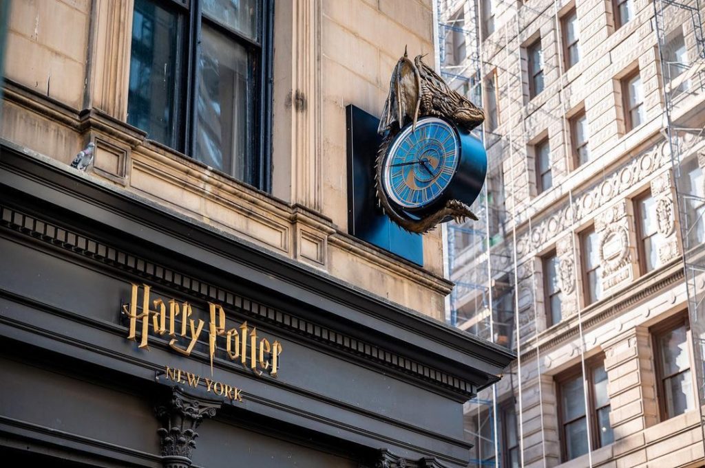 Aujourd'hui On vous parle du Shopping dans le monde magique de Harry Potter au sein de la galerie commerciale du Village Joué club. 10 laboutiqueharrypotter7 Boutique harry potter Aujourd'hui On vous parle du Shopping dans le monde magique de Harry Potter au sein de la galerie commerciale du Village Joué club.