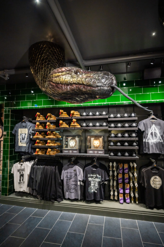 Aujourd'hui On vous parle du Shopping dans le monde magique de Harry Potter au sein de la galerie commerciale du Village Joué club. 16 harryp101010 Boutique harry potter Aujourd'hui On vous parle du Shopping dans le monde magique de Harry Potter au sein de la galerie commerciale du Village Joué club.