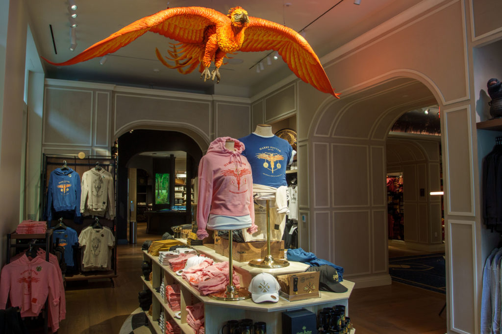 Aujourd'hui On vous parle du Shopping dans le monde magique de Harry Potter au sein de la galerie commerciale du Village Joué club. 19 harrypoterr1111 Boutique harry potter Aujourd'hui On vous parle du Shopping dans le monde magique de Harry Potter au sein de la galerie commerciale du Village Joué club.