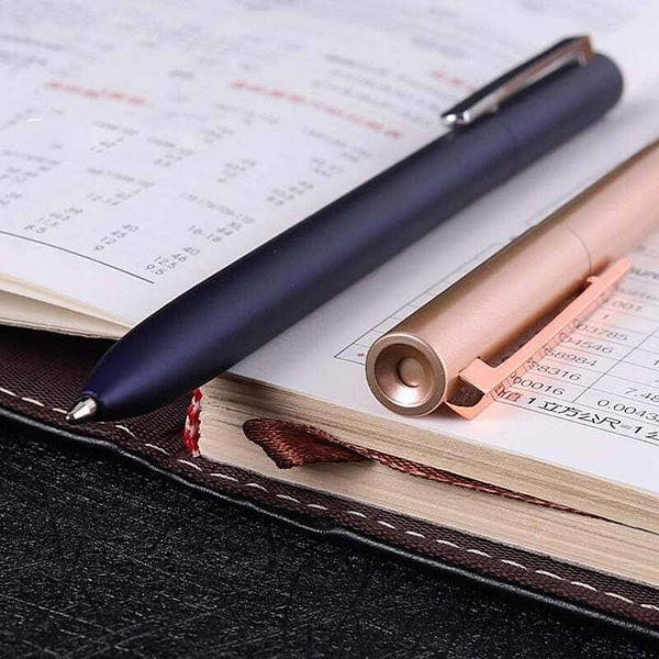 stylo à bille moderne coloré posé sur un support noir