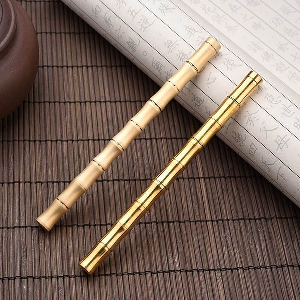 Deux stylos à bille bambou mat et brillant posé dans un décor japonais
